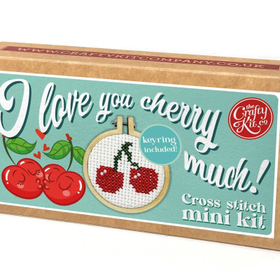 Mini kit ponto cruz com design de cerejas em caixa de papelão