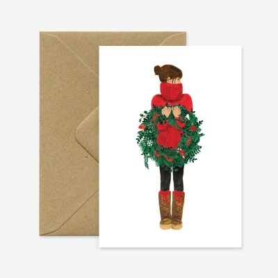 Cartão com ilustração de mulher com camisola vermelha e coroa de Natal, com envelope castanho
