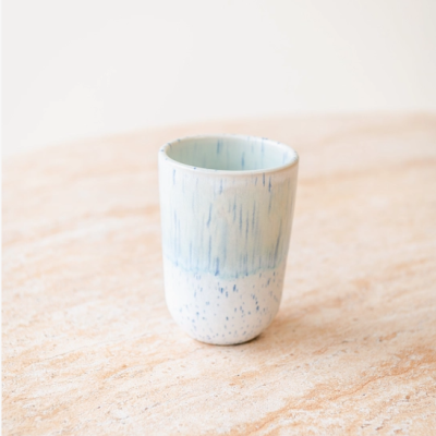 Copo de cerâmica azul e branco com textura pintada à mão
