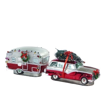 Decoração de carro vintage vermelho e prata a puxar caravana decorada com luzes e guirlanda