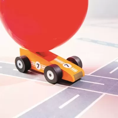 Carro de corrida de madeira laranja com balão vermelho numa pista de corrida