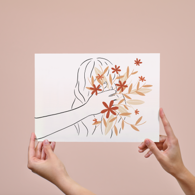 Ilustração minimalista a cores de mulher com flores, em papel segurado por mãos.