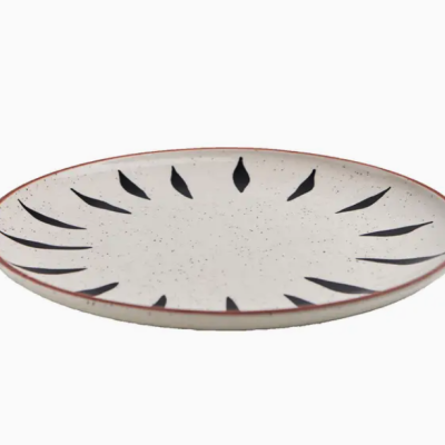 Prato redondo em cerâmica branca com padrão de folhas pretas