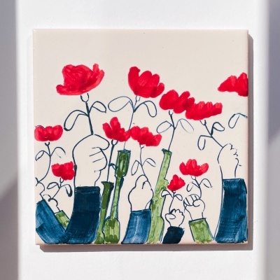 Azulejo decorativo com desenho de mãos segurando flores vermelhas