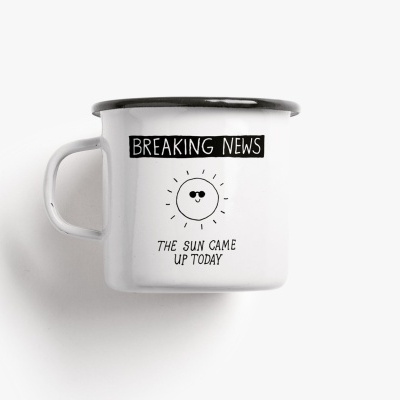 Caneca branca esmaltada com bordo preto e texto humorístico com sol desenhado