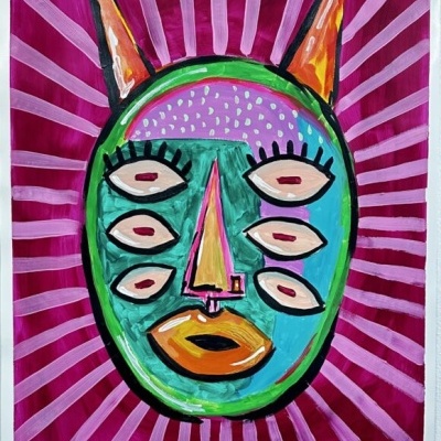 Pintura colorida de um rosto estilizado com múltiplos olhos e fundo rosa com raios.