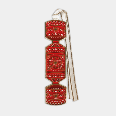 Decoração vermelha em forma de biscoito com detalhes dourados