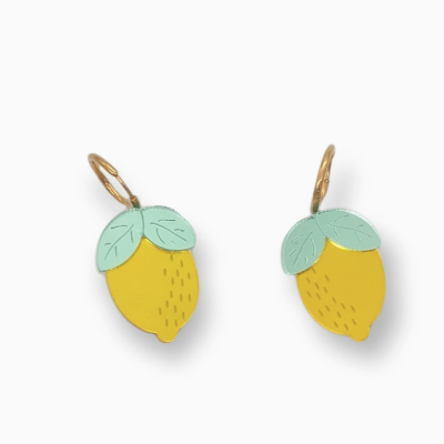 Brincos em forma de limão amarelo com folhas verdes e fecho dourado
