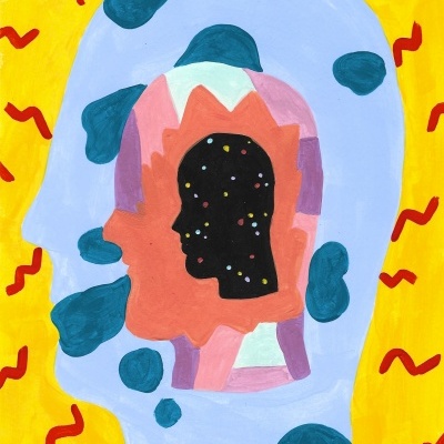 Pintura abstrata com silhuetas de rosto e cores vibrantes em fundo amarelo.