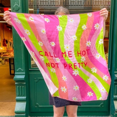 Lenço colorido rosa, verde e branco com flores e texto vermelho