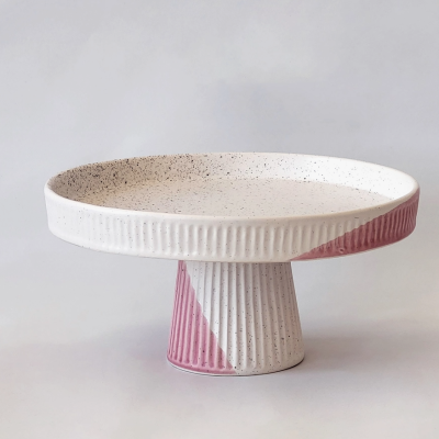 prato cerâmico creme com salpicos e detalhes rosa