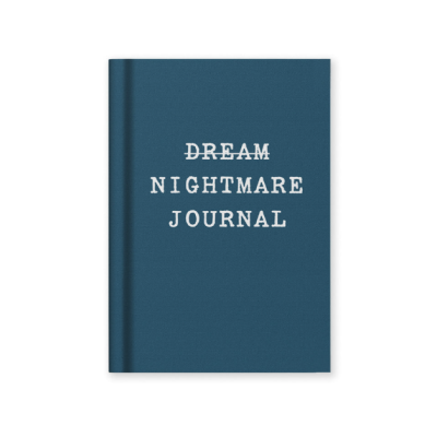Caderno azul com texto branco DREAM NIGHTMARE JOURNAL na capa