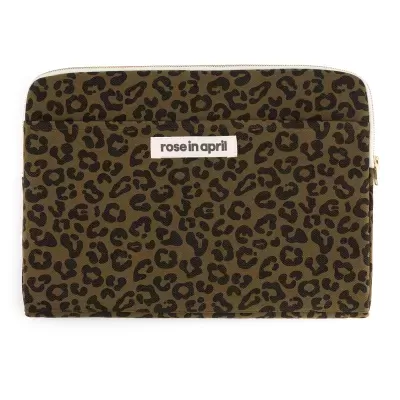 Estojo cúbico com padrão animal print castanho e preto e etiqueta rose in april.