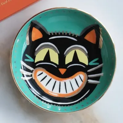 Prato decorativo de porcelana com gato preto sorridente e detalhes dourados