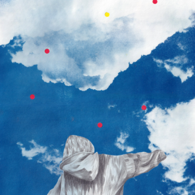 Tecido estampado com figura de capuz e pontos coloridos no fundo de céu azul com nuvens.