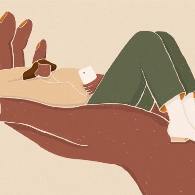 Ilustração de uma mão gigante a segurar uma pessoa reclinada com roupa casual e auscultadores.