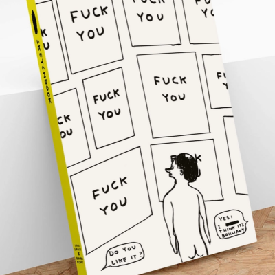 Sketchbook branco com desenhos e texto FUCK YOU, ilustração de pessoa nua e balões de fala, canto amarelo com texto SKETCHBOOK