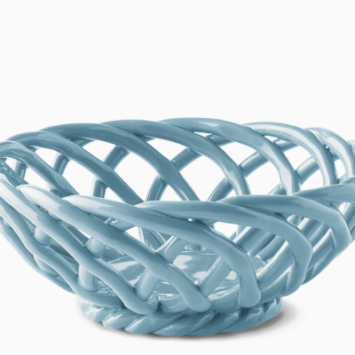 Cesta azul clara de cerâmica entrelaçada em fundo branco