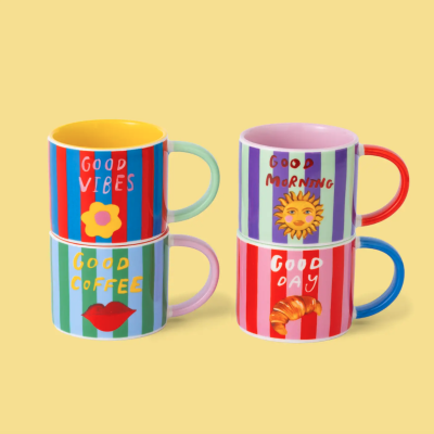 Quatro canecas coloridas com mensagens e ilustrações, empilhadas em fundo amarelo.