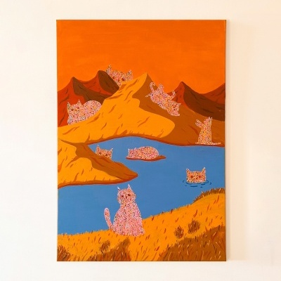 Pintura a óleo com montanhas laranja, lago azul e gatos cor-de-rosa com pontos brancos.