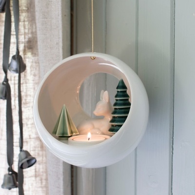 Porta-vela suspenso em cerâmica branca com figura de coelho e árvores verdes