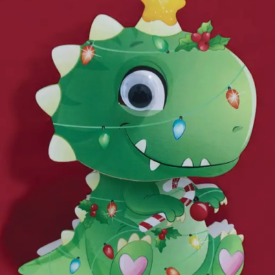 Boneco de dinossauro verde decorado com luzes de Natal coloridas 
