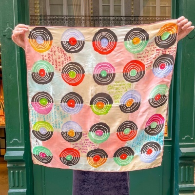 Lenço quadrado colorido com padrão de círculos tipo discos de vinil