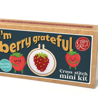 Kit mini ponto cruz com design de morangos e texto Im berry grateful