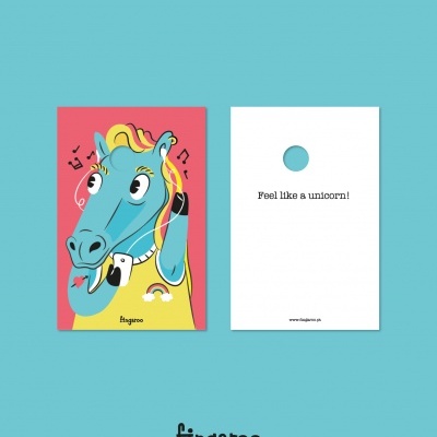 Etiquetas de produto com ilustração de cavalo azul e texto 'Feel like a unicorn!'