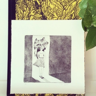 Gravura preto e branco de figura com cabeça de lobo, com fundo amarelo e preto e planta verde ao lado