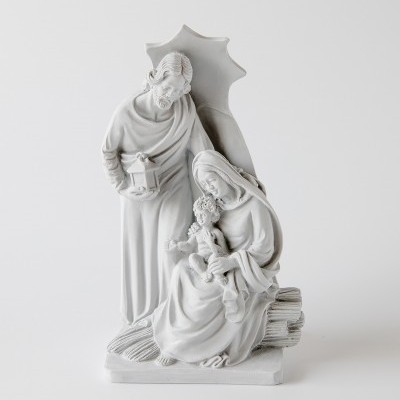 Estátua branca da Sagrada Família com figura masculina, feminina e bebé