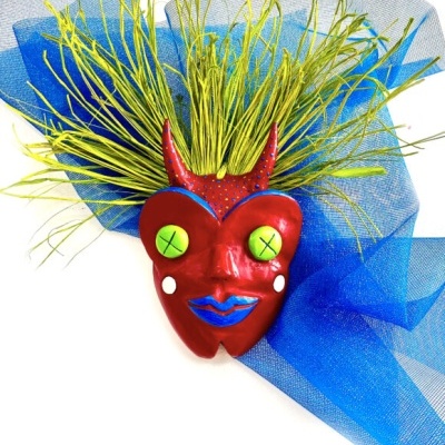 Máscara decorativa vermelha com olhos verdes e chifres