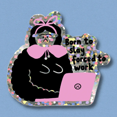 Adesivo brilhante com desenho de pessoa a trabalhar num portátil cor-de-rosa e texto Born to slay forced to work