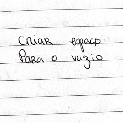 Folha de papel pautado com escrita manual a tinta preta