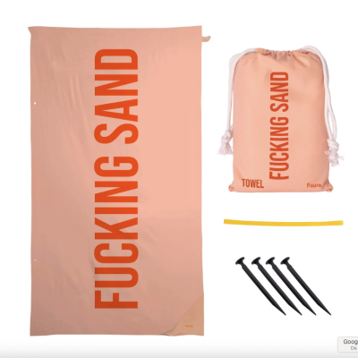 Toalha de praia salmão com texto grande laranja e saco de transporte com estacas pretas