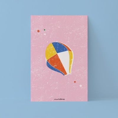 Cartaz decorativo com balão colorido sobre fundo rosa apoiado numa parede azul claro