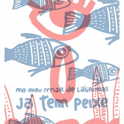 Ilustração com peixes azuis e texto em azul sobre elementos gráficos cor de rosa