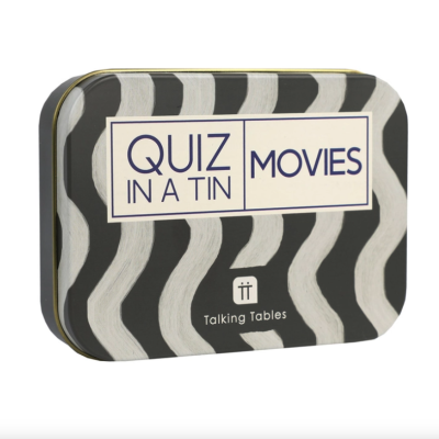 Lata metálica com padrão ondulado preto e branco e texto Quiz in a Tin Movies