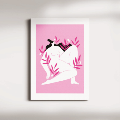 Impressão artística de mulher nua estilizada com folhas sobre fundo rosa e moldura branca