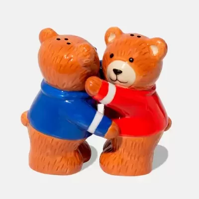 Saleiro e pimenteiro em forma de ursos abraçados em cerâmica colorida.