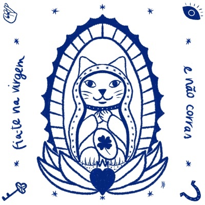 Ilustração de gato dentro de mandala azul com trevo e textos à mão em português