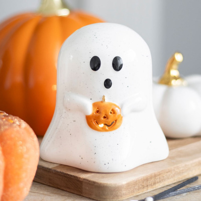Figura decorativa fantasma branco com abóbora laranja em madeira