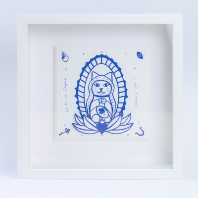 Ilustração azul de gato com moldura decorativa em quadro branco