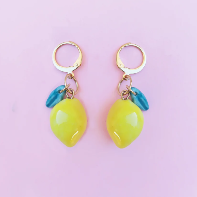 Brincos com limão amarelo esmaltado e pequena folha azul