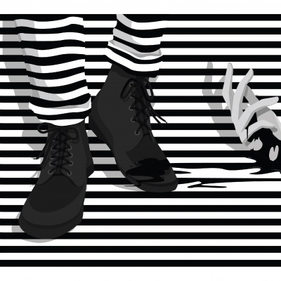 Botas pretas e calças com riscas pretas e brancas sobre fundo de riscas