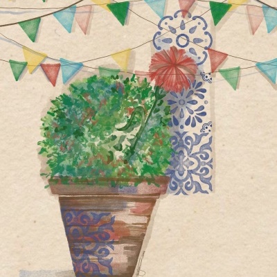 Vaso de barro decorado com planta verde, bandeirolas coloridas e azulejo azul e branco no fundo