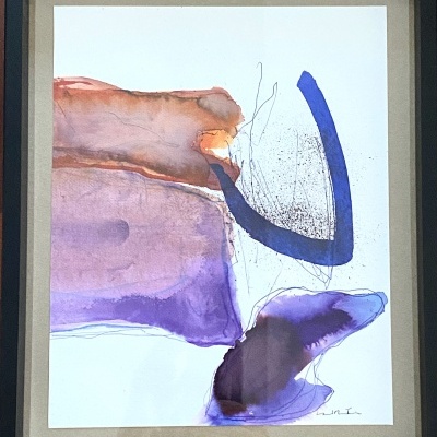 Quadro abstrato com formas em violeta, azul e castanho, emoldurado a preto.