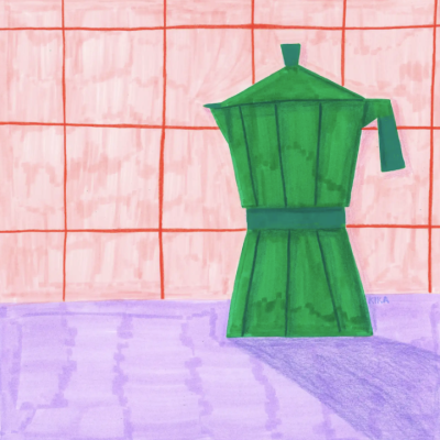 Cafeteira italiana verde sobre superfície roxa com azulejos cor-de-rosa ao fundo