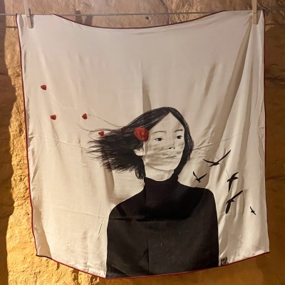 Lenço tecido branco com desenho artístico de mulher e aves com detalhes vermelhos