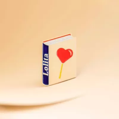 Livro com capa branca e pirulito em forma de coração